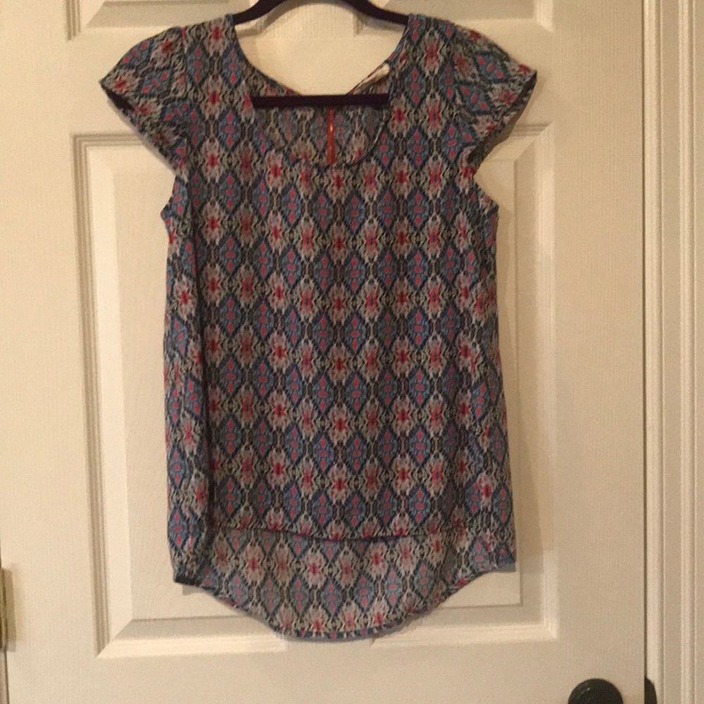 Short sleeve shirt.